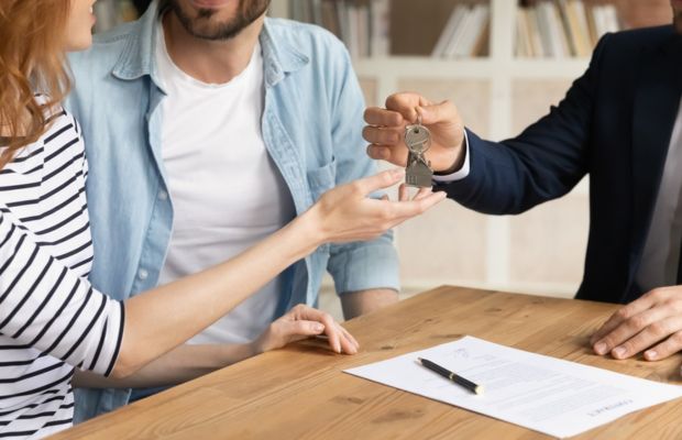 Key transfer during a signing transaction at a table